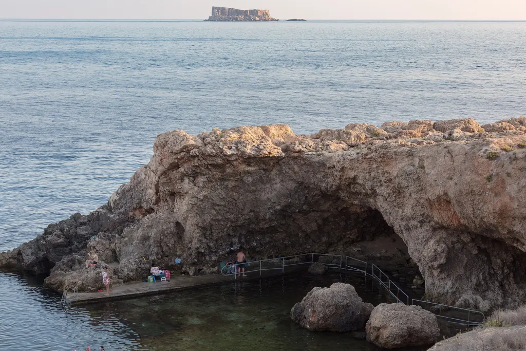 The coves of Għar Lapsi